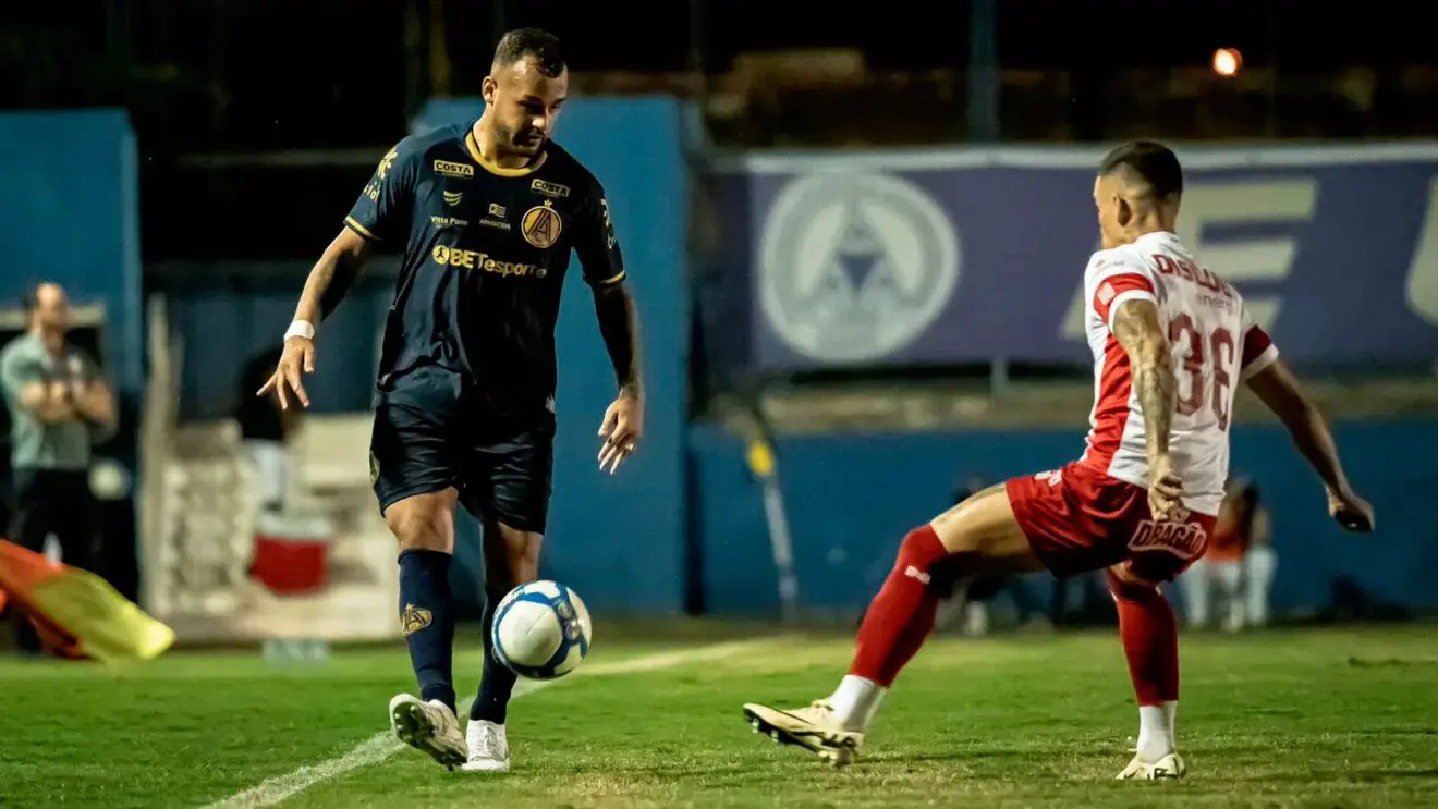 Foto do jogador da Aparecidense contra um jogador do Náutico