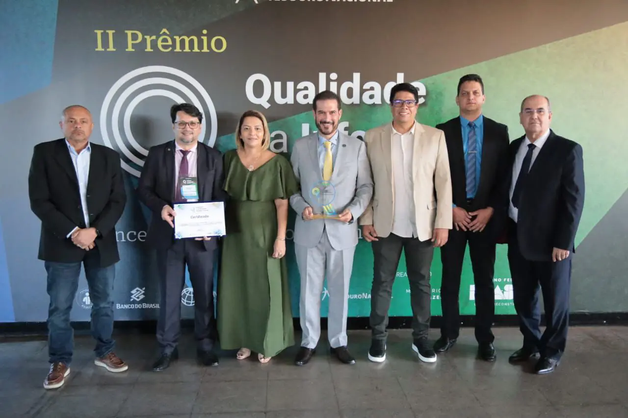 Foto com pessoas recebendo o prêmio da qualidade da informação contábil do Tesouro Nacional