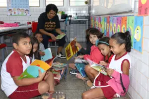 Alunos e professores celebram a inauguração das reformas na Escola Municipal Benedito Rodrigues.