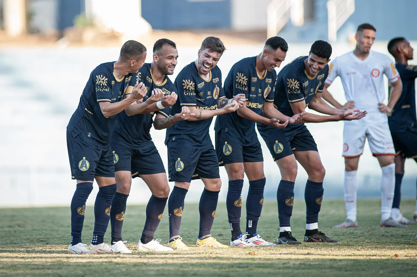 Foto de jogadores do Aparecidense comemorando um gol