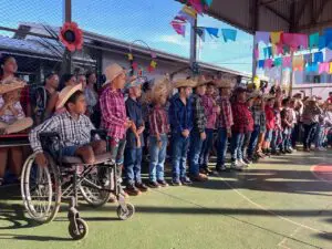 Foto com várias crianças dançando quadrilha em uma escola pública de Aparecida de Goiânia