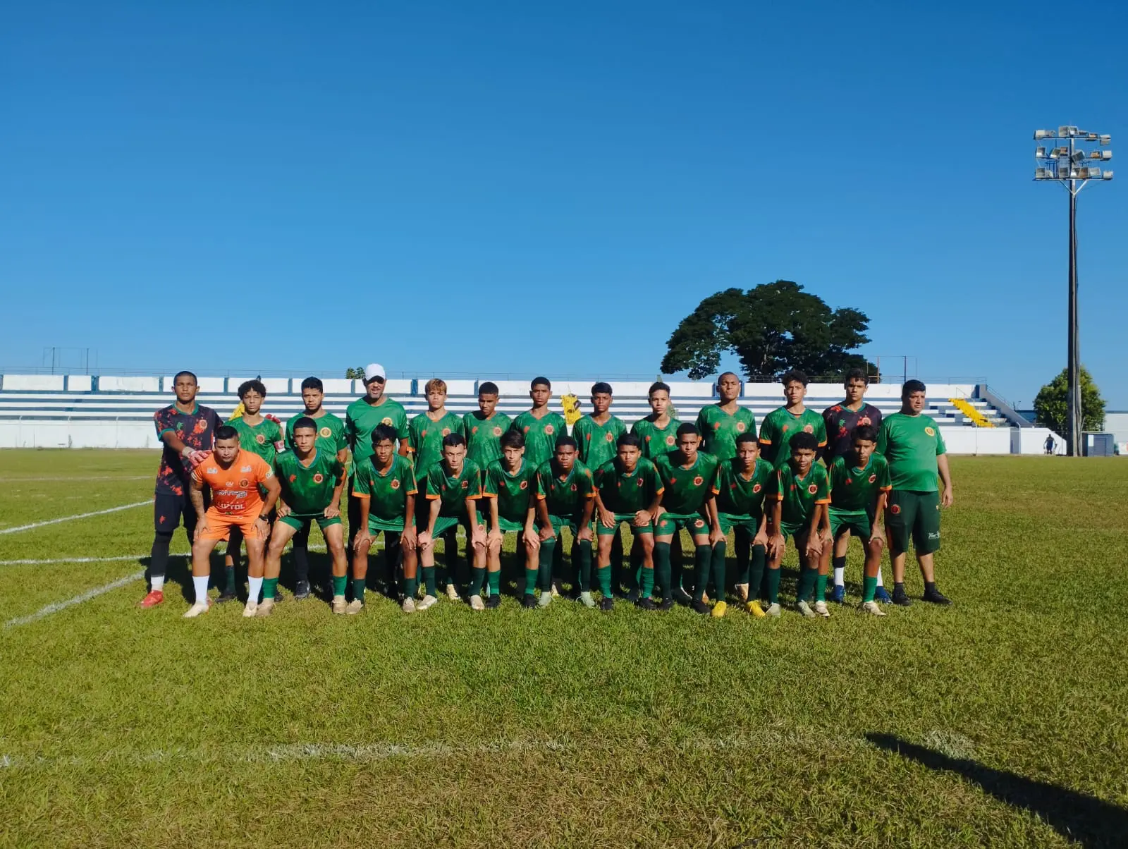 Foto do time sub-15 do Cerrado Esporte Clube