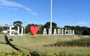 Foto de um letreiro escrito Eu Amo Aparecida, com um coração vermelho no lugar da palavra Amo