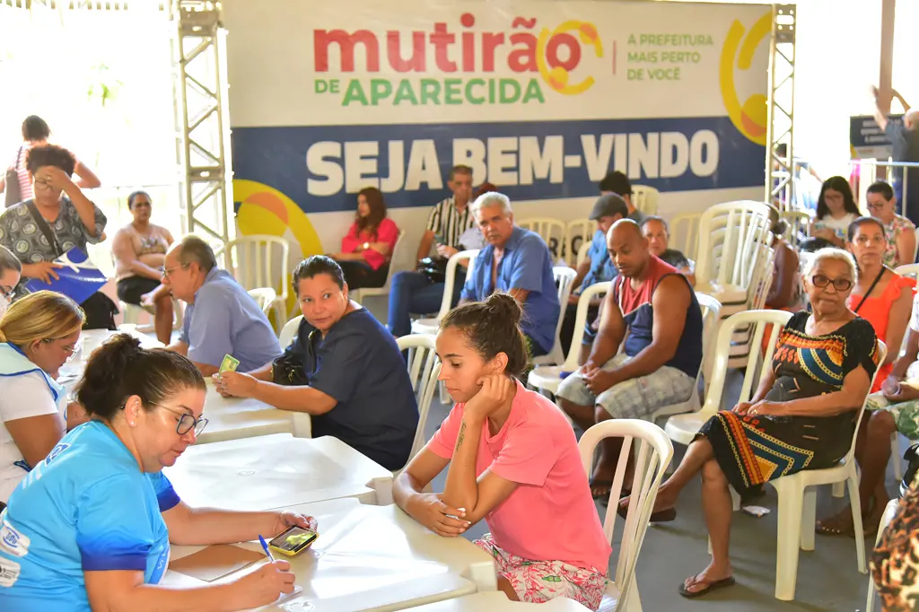 Foto de pessoas sendo atendidas no mutirão de Aparecida de Goiânia