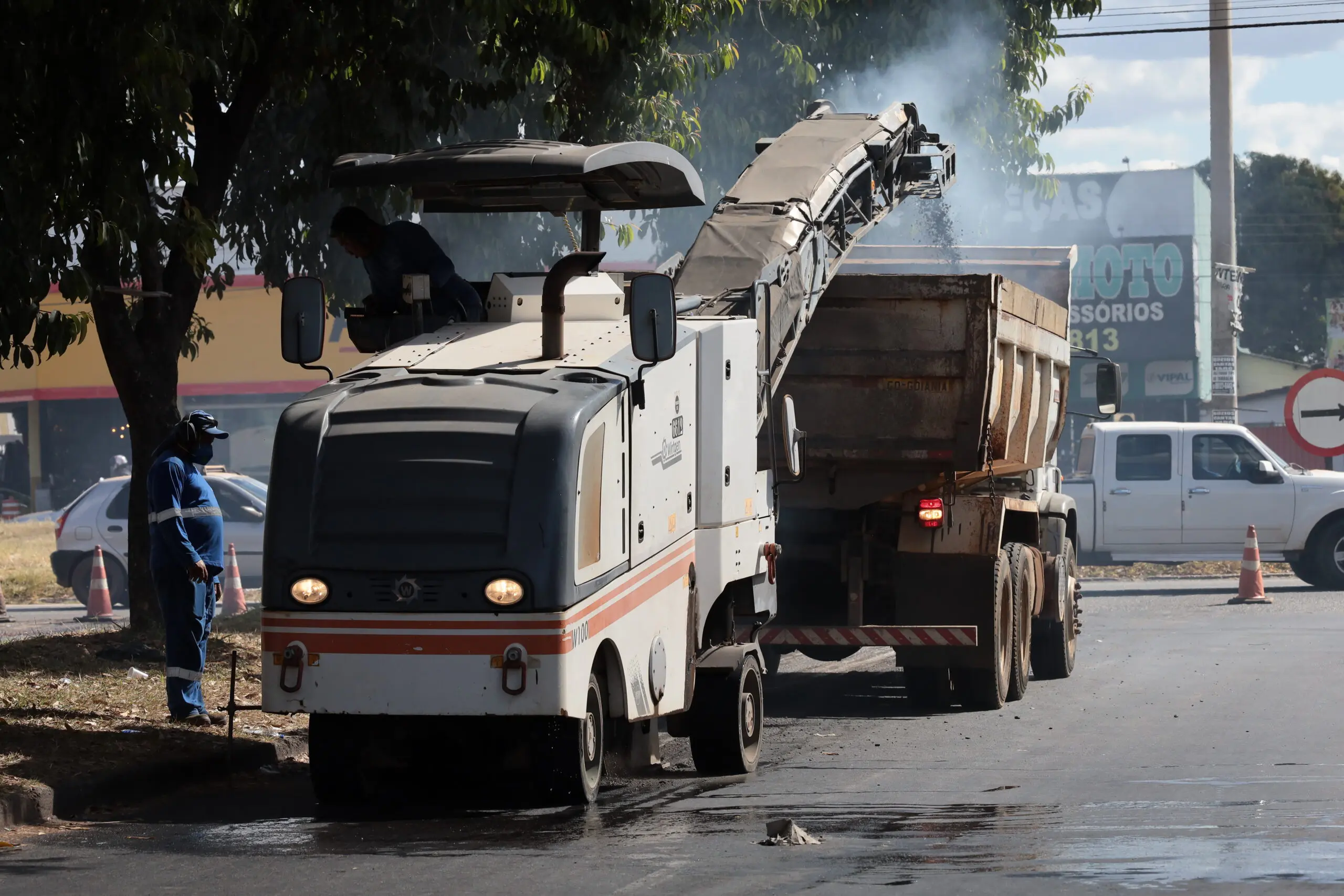 Foto de máquinas trabalhando no recapeamento de ruas em Aparecida de Goiânia