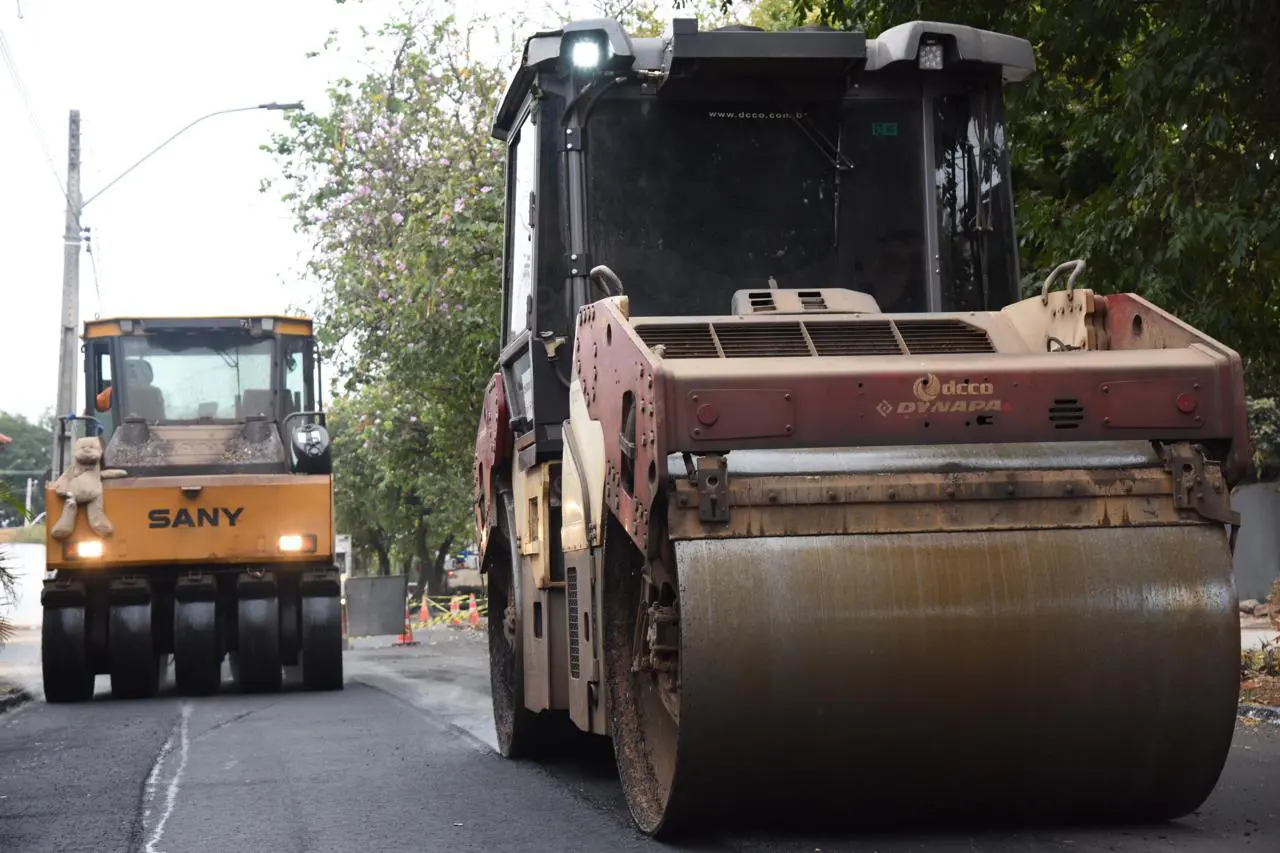 Foto de duas máquinas trabalhando na reforma de asfalto