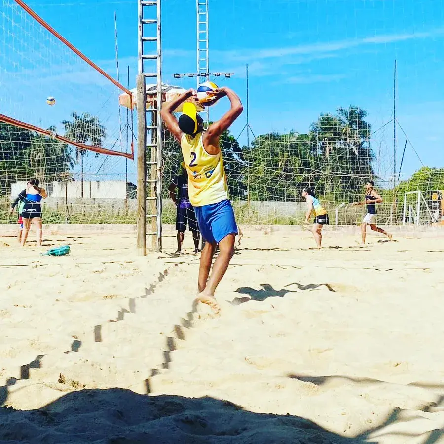 Foto de um jogador de vôlei levantando uma bola