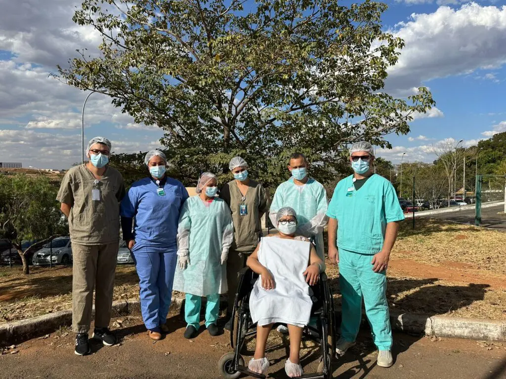 Foto da paciente com a equipe médica