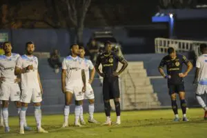 Foto de jogadores da Aparecidense no jogo contra o Londrina