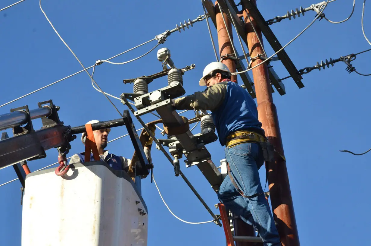 Fotos do funcionário trabalhando na rede eletrica