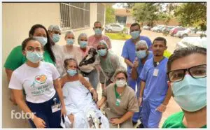 Foto das pessoas e do pet que foram visitar a paciente no hospital