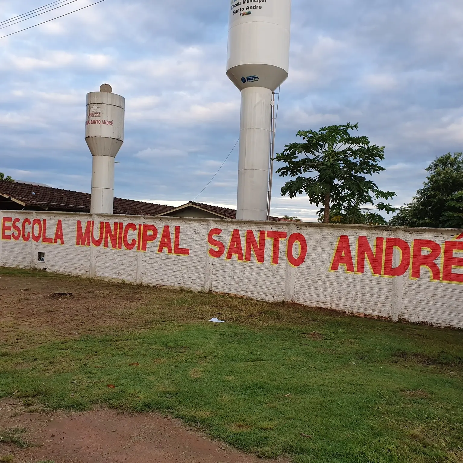 Foto do muro da escola.