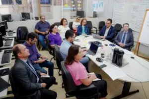 Foto de pessoas em reunião.