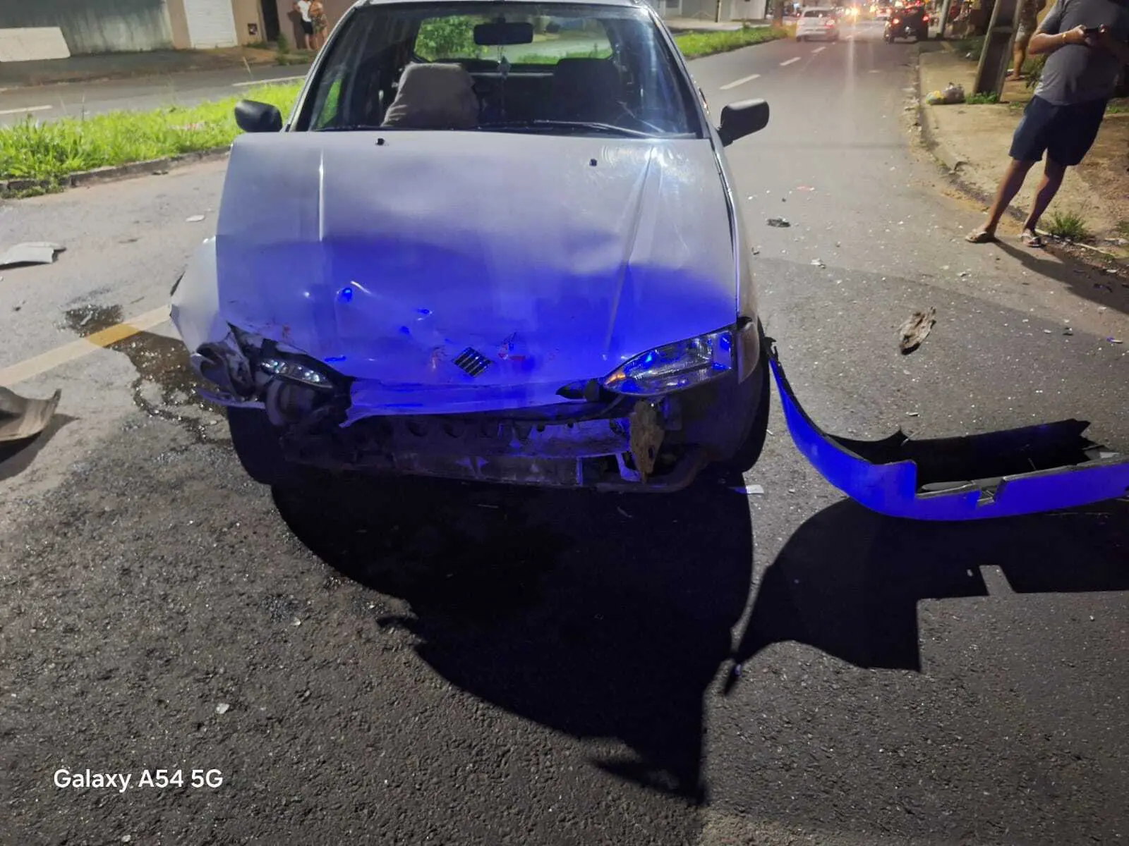 Foto de um carro com a parte da frente destruida.