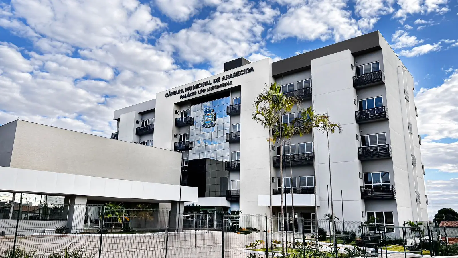 Fachada da Câmara Municipal de Aparecida, Palácio Léo Mendanha