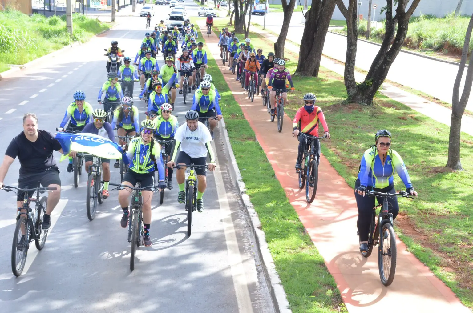 Foto de um grupo de ciclistas na avenida rio verde para homenagear Edson de Melo.