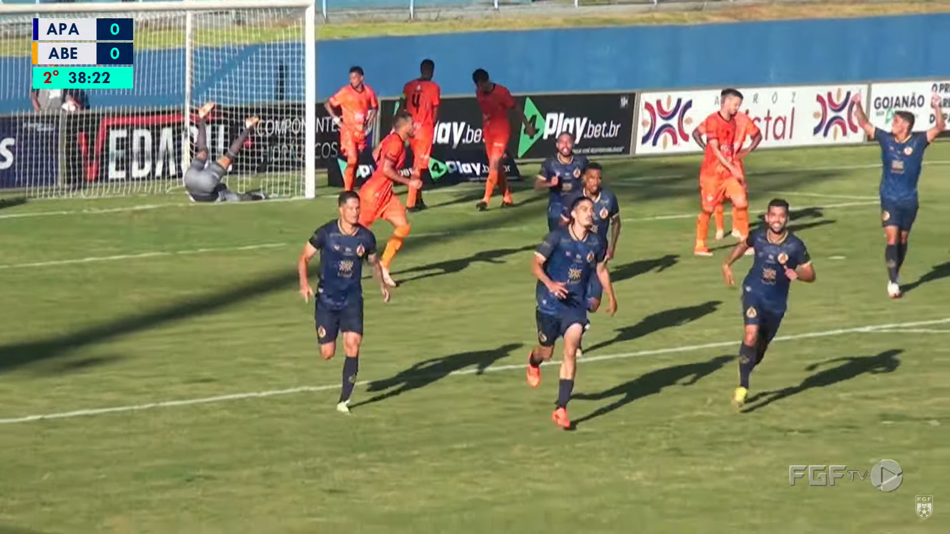 Comemoração do gol feito pelo time da Aparecidense contra a Abecat no estádio Anibal