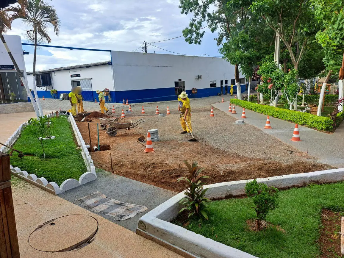 Reeducandos trabalham na construção de blocos de concreto com resíduos de tinta