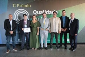 Foto com pessoas recebendo o prêmio da qualidade da informação contábil do Tesouro Nacional