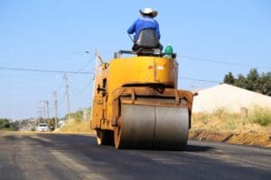 Foto de maquinário usado nas obras