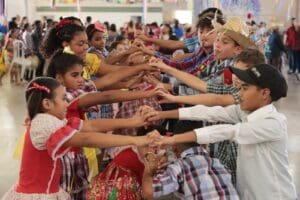 Foto de crianças dançando quadrilha no CRAS de Aparecida de Goiânia