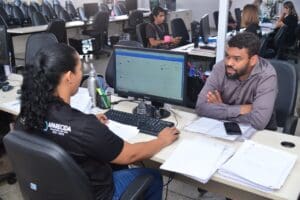 Foto de pessoas sendo atendidas em um SAC de Aparecida de Goiânia