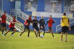 Foto de jogadores do Aparecidense treinando