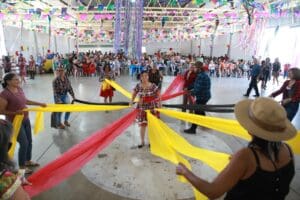 Foto de idosos dançando quadrilha no Arraiá da Terceira Idade em Aparecida de Goiânia