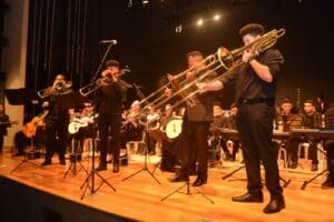 Foto de um concerto em um palco de teatro