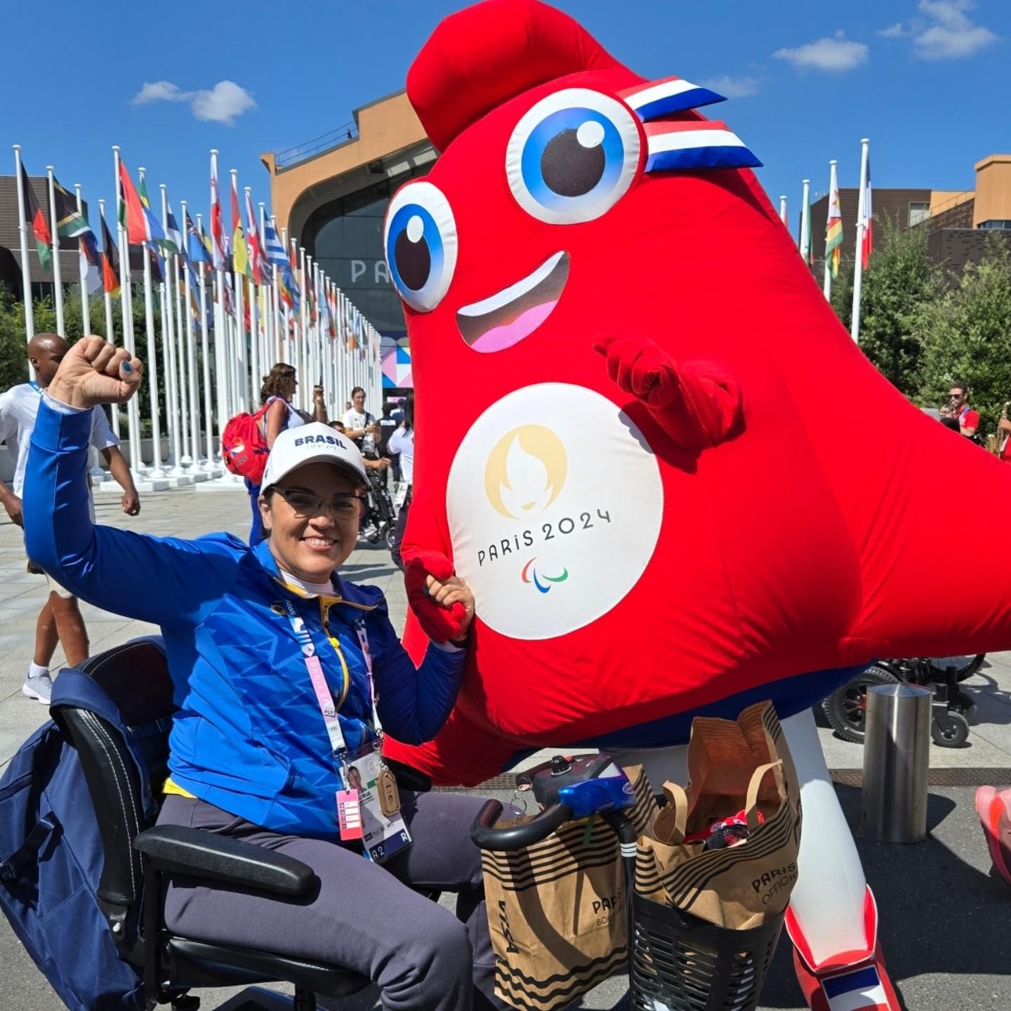 Jane Karla com o Mascote das Paralimpíadas 2024