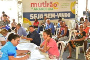 Foto de pessoas participando do mutirão