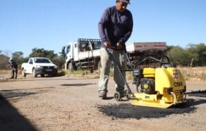 Foto de homem operando máquina na via