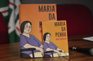 Foto do livro Maria da Penha nas escolas.