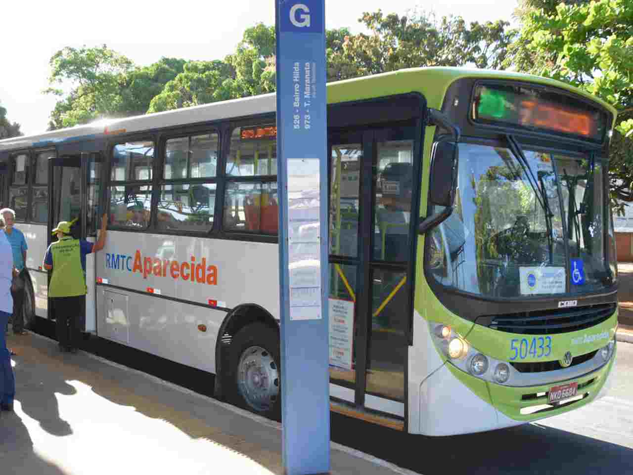 Foto de onibus dentro de terminal cruzeiro do sul