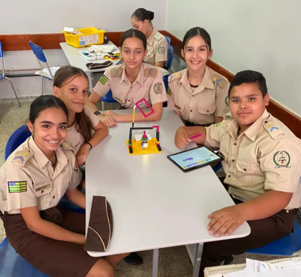 Foto dos alunos que irão participar do evento de robótica.