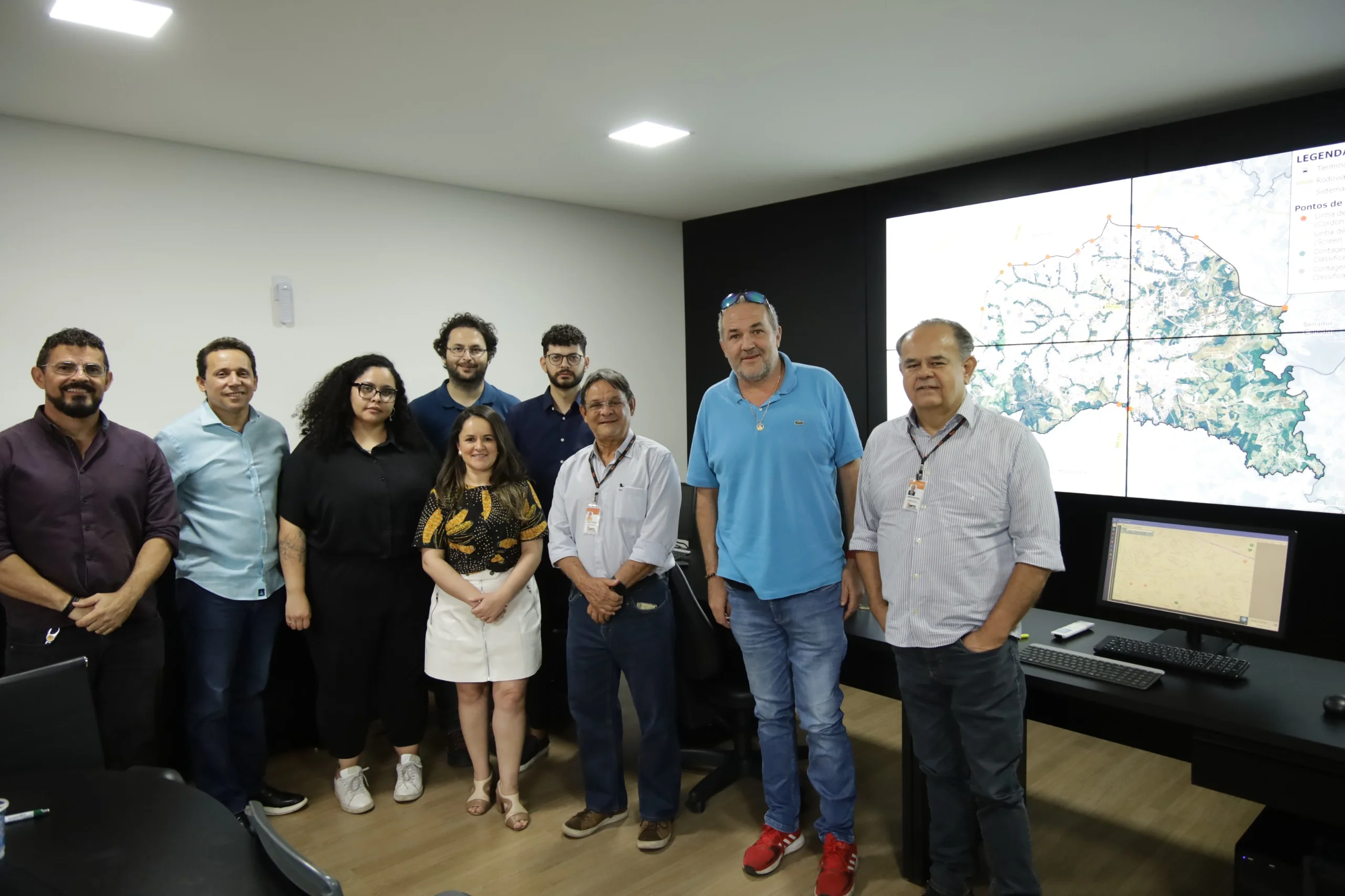 Foto da reunião dos responsáveis pelo plano de mobilidade urbana.