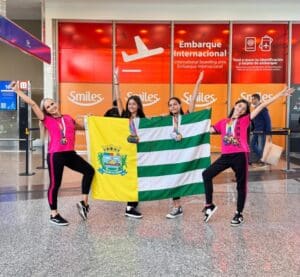 Foto das dançarinas que representaram Aparecida e o Brasil em ocmpetição internacional.