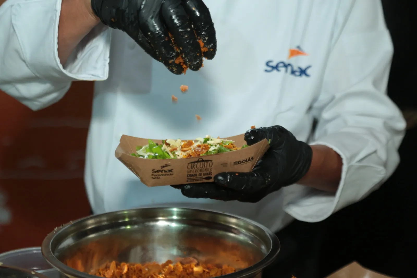 Foto de uma pessoa preparando um aperitivo.