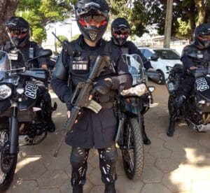 Foto da equipe da Giro e seus veículos.