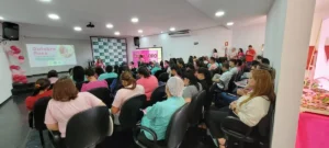 Foto de pessoas reunidas em reunião sobre Outubro Rosa no HEAPA