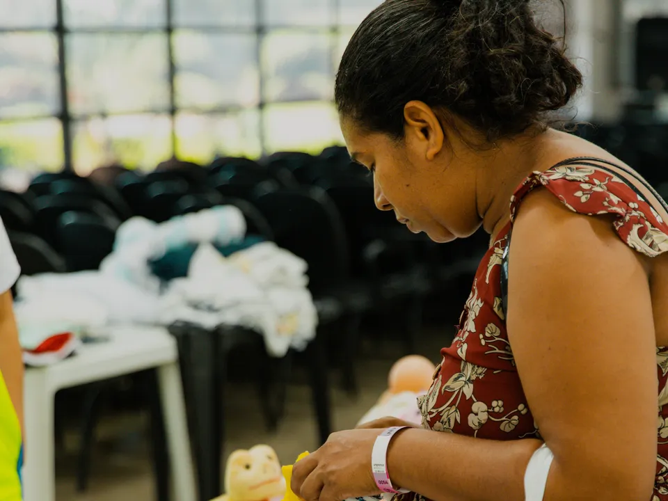 Foto de uma mulher participando de uma ação social.