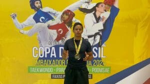 Foto de Midas Neto com sua medalha.