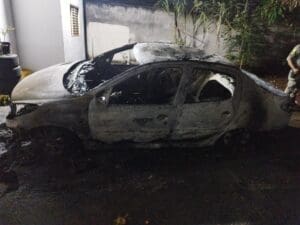 Foto de carro incendiado na briga entre casal.