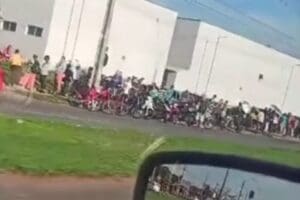 Foto da fila que se estendeu no centro de especialidades de Aparecida.